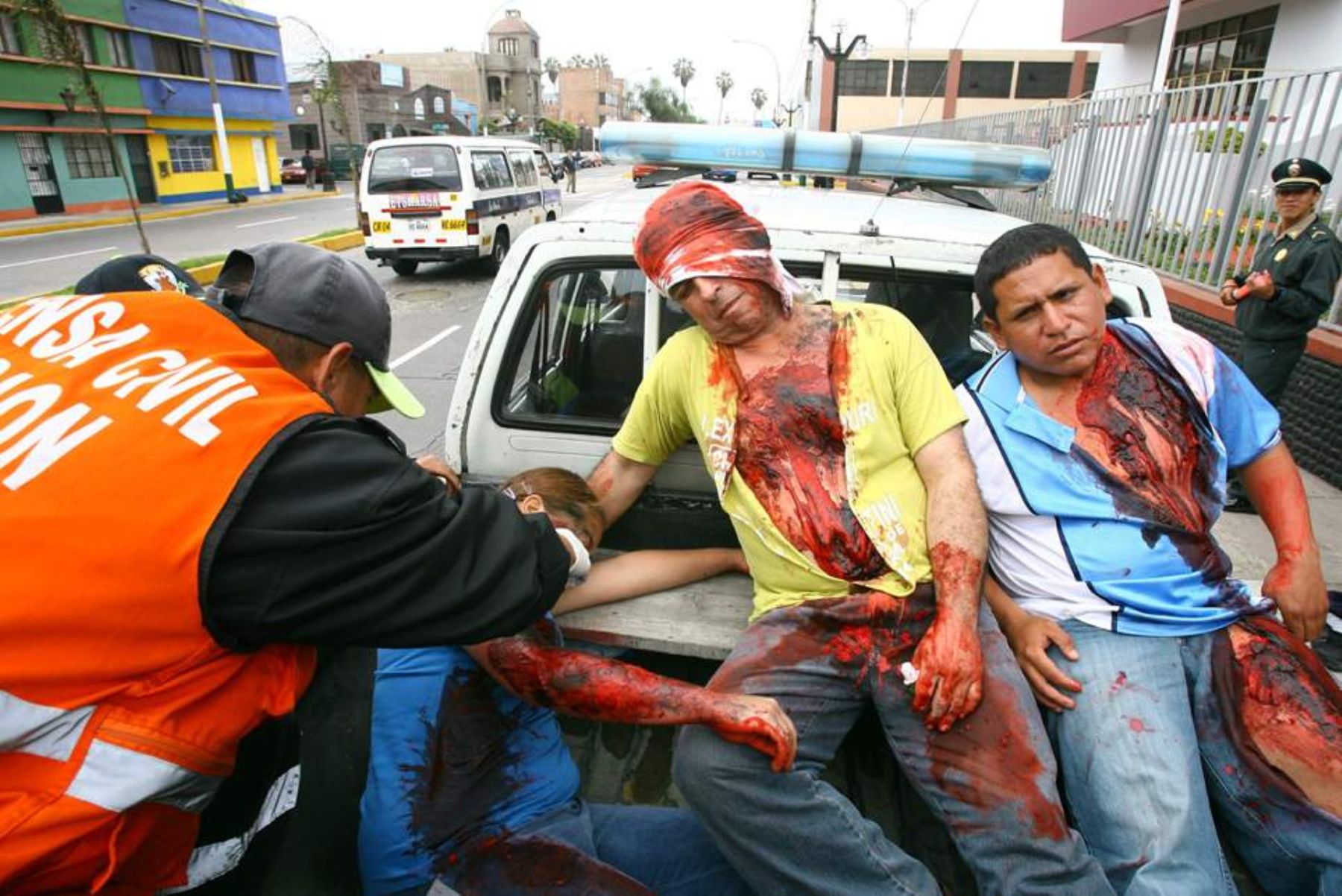 Miembros de Defensa Civil trasladan a "heridos", durante el simulacro de sismo de esta mañana en el distrito de La Punta en el Callao.
Foto: ANDINA/ Víctor Palomino
