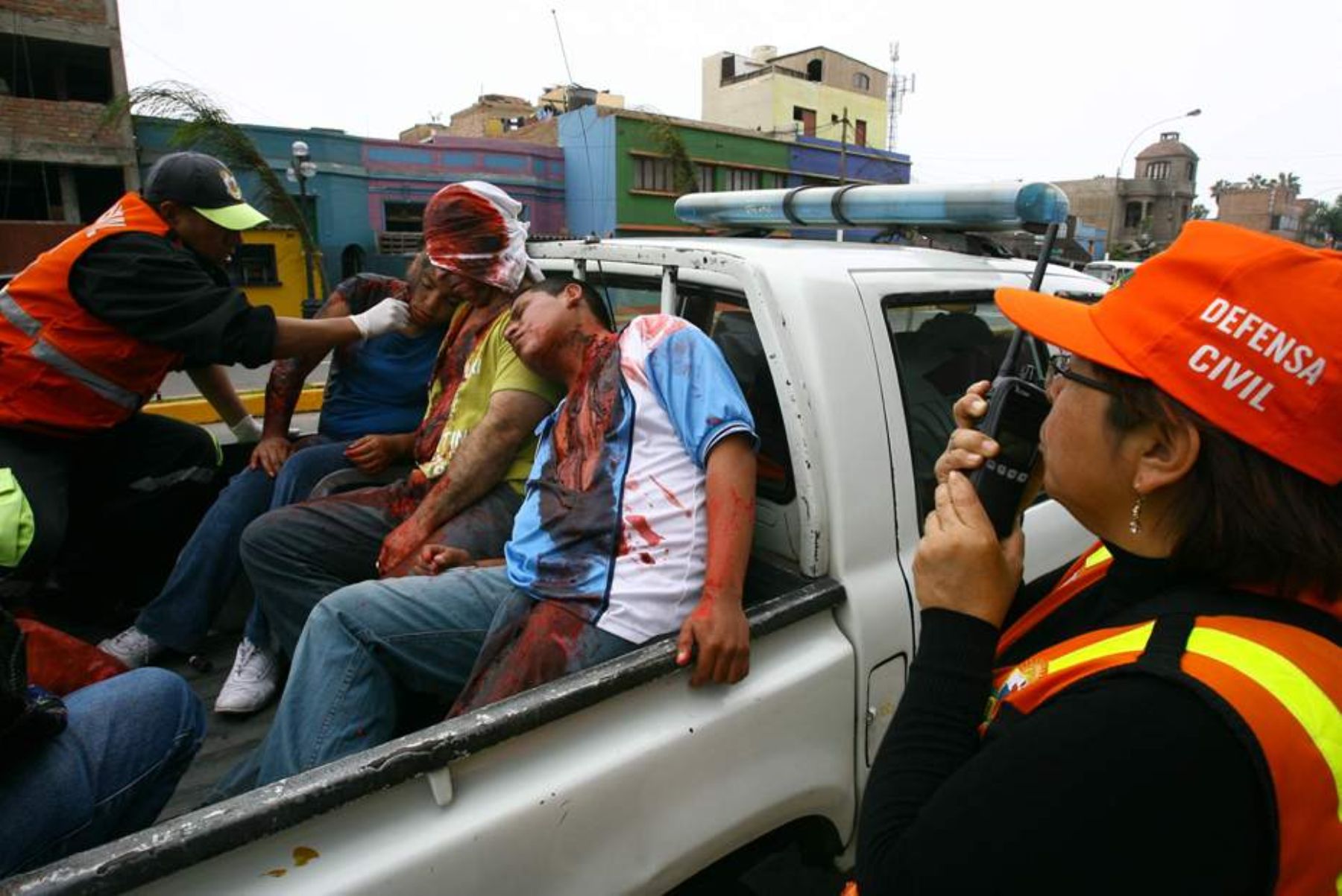 Miembros de Defensa Civil trasladan a los "heridos", durante el simulacro de sismo de esta mañana en el distrito de La Punta en el Callao. 
Foto: ANDINA/ Víctor Palomino