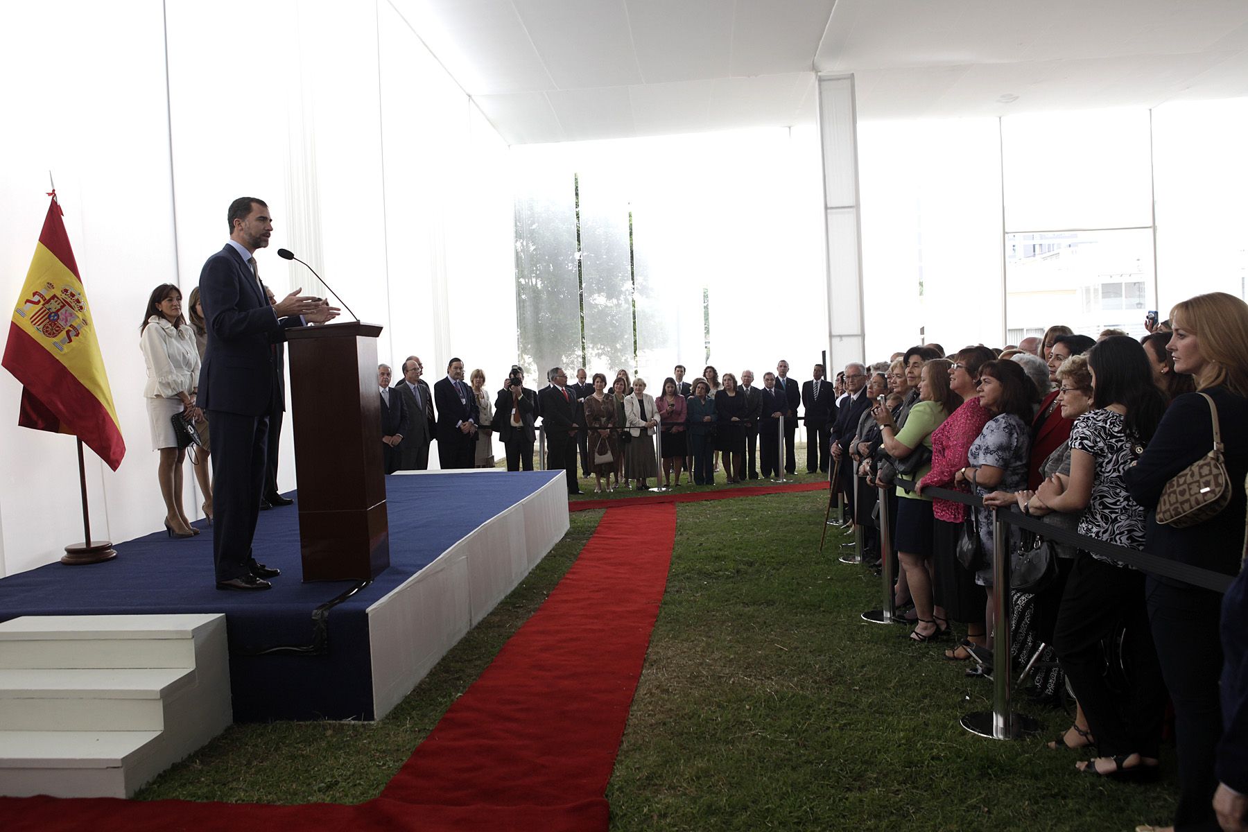 Principe de Asturias, Felipe de Borbón, toma la palabra durante recepción a la colectividad española en el Centro Español en Lima.
Foto: ANDINA/Rubén Grández