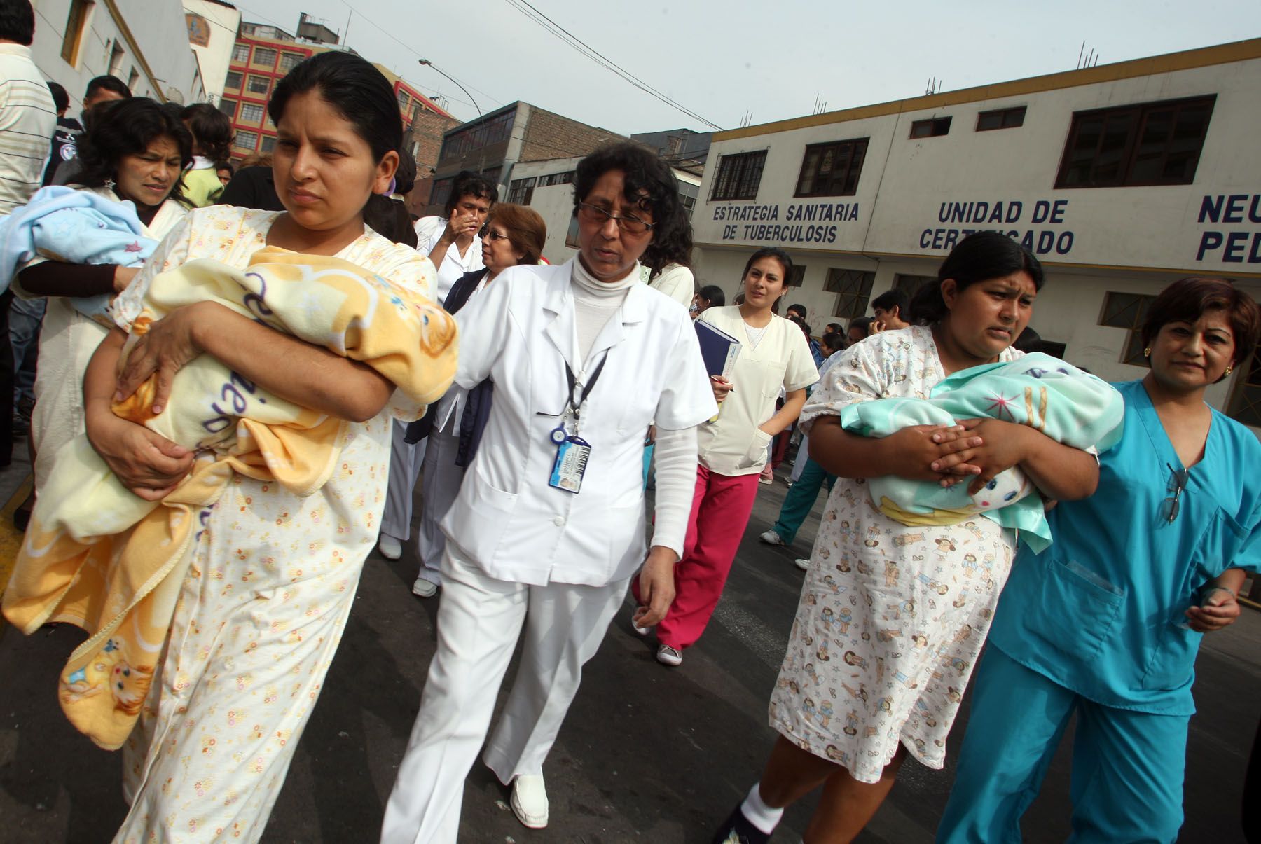 Simulacro de sismo en los exteriores del Hospital Nacional Docente Madre Niño San Bartolomé, en Lima. 
Foto: ANDINA/Gustavo Sánchez