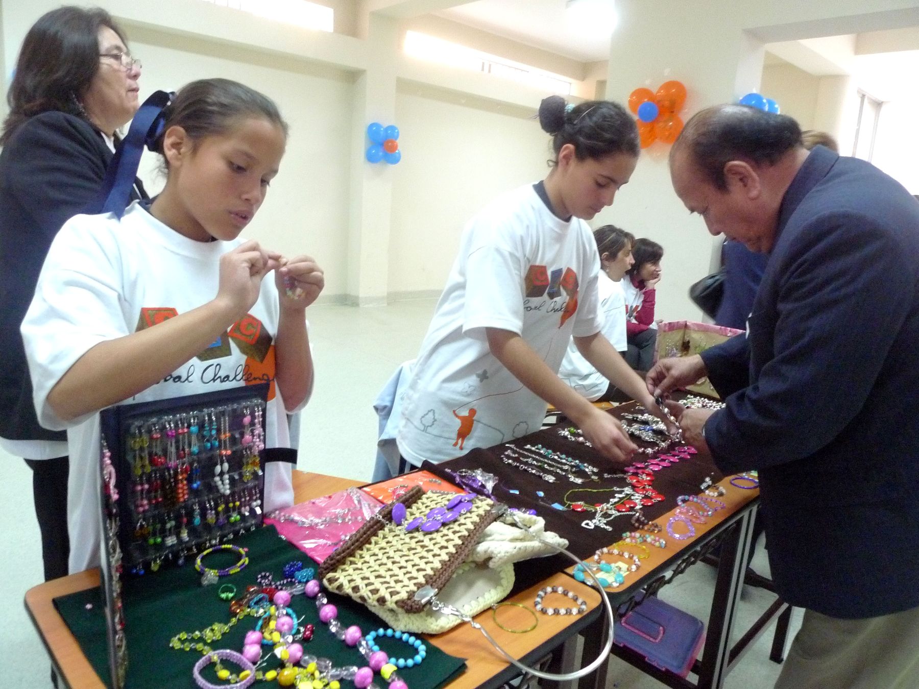Feria de emprendimientos financieros en el colegio Miguel Grau, en el distrito de Pueblo Libre. Foto: ANDINA/Josimar Cóndor.