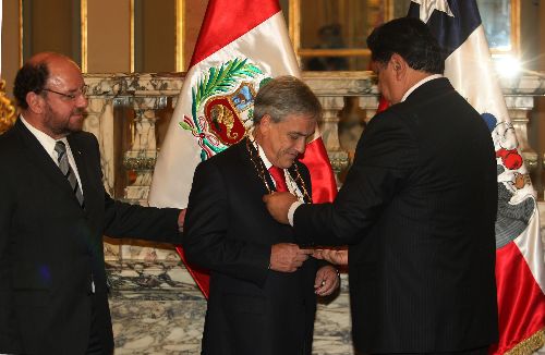 El Jefe del Estado, Alan García, condecora al presidente de Chile, Sebastián Piñera, con el Gran Collar de la Orden El Sol del Perú en el Grado de Gran Cruz con Brillantes. Foto: ANDINA/Vidal Tarqui.