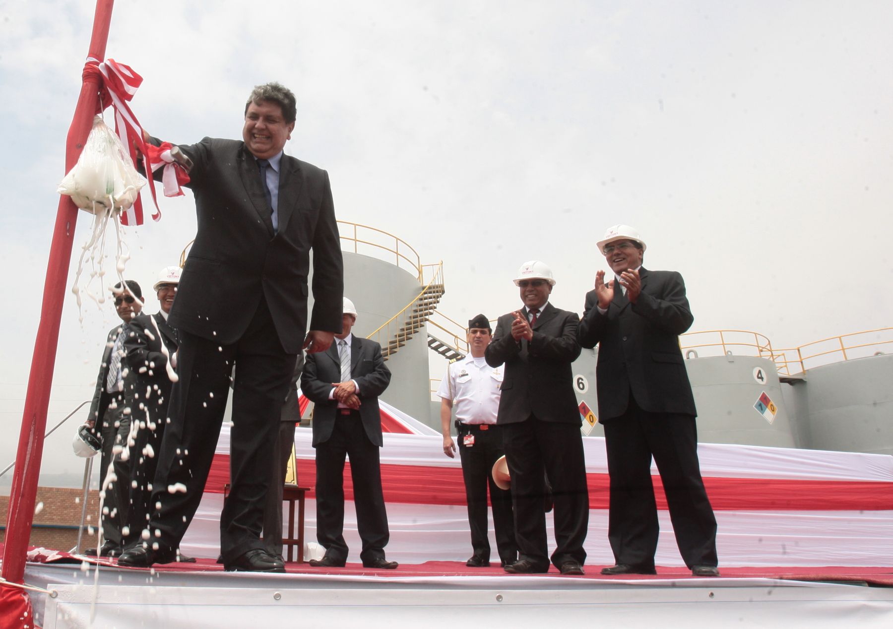 Presidente de la República, Alan García, asiste a ceremonia de inauguración de planta de lubricantes Vistony, en el distrito de Ancón. Foto:ANDINA/Juan Carlos Guzmán Negrini.