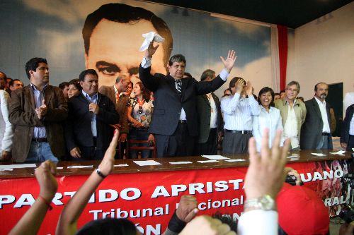 Presidente Alan García asiste  a local de Partido Aprista Peruano. Foto: ANDINA/Héctor Vinces