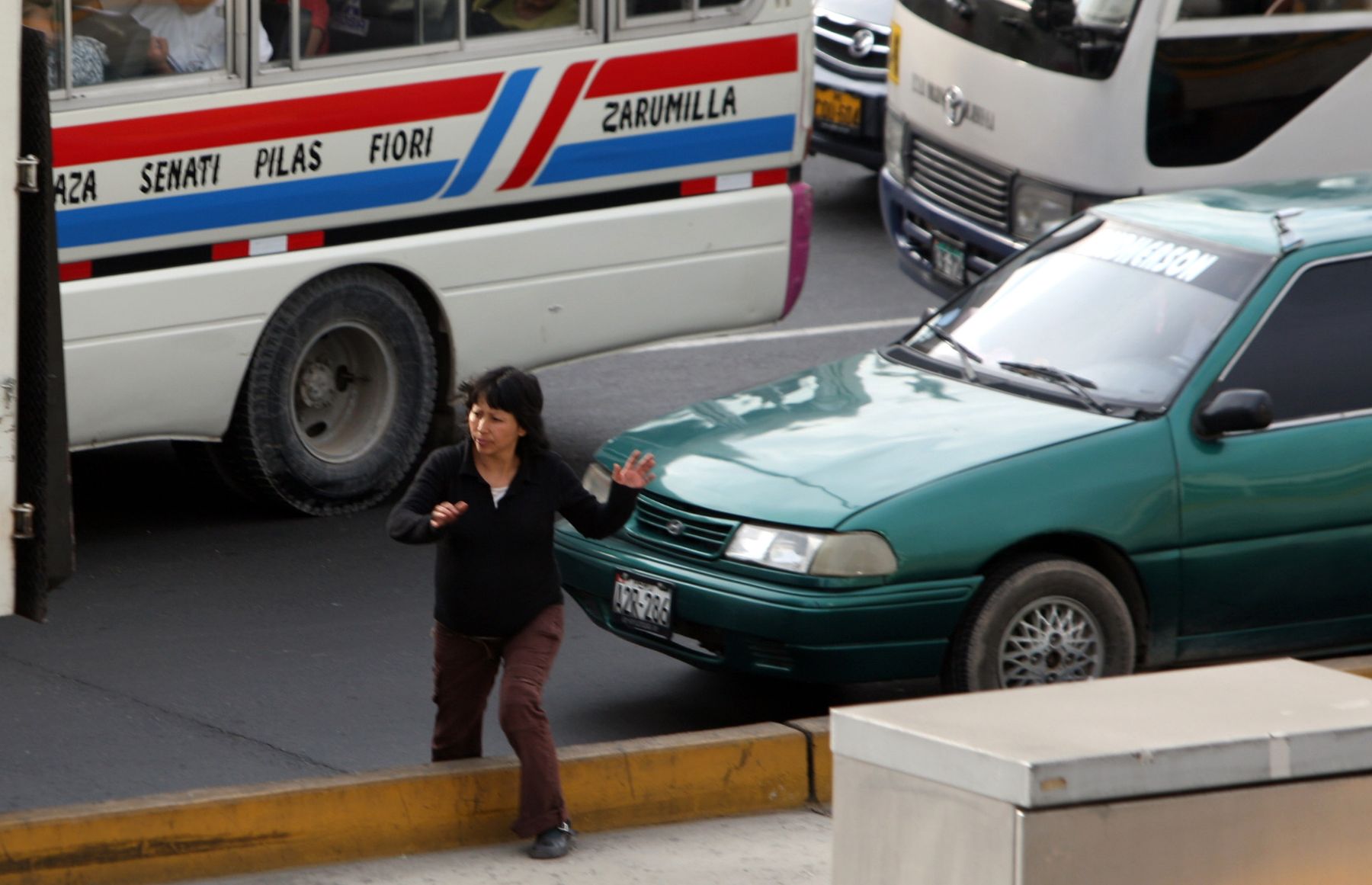 Cruzar la pista con imprudencia es la falta más común de peatones limeños | Noticias | Agencia Peruana de Noticias Andina