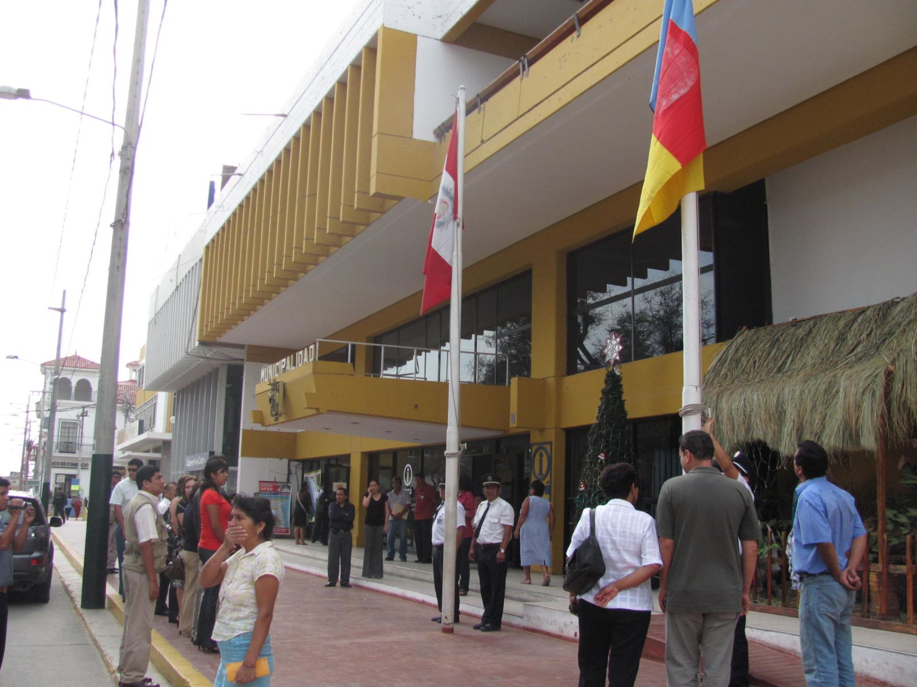 Izan bandera nacional en honor a Mario Vargas Llosa en la ciudad de Piura. Foto: ANDINA.