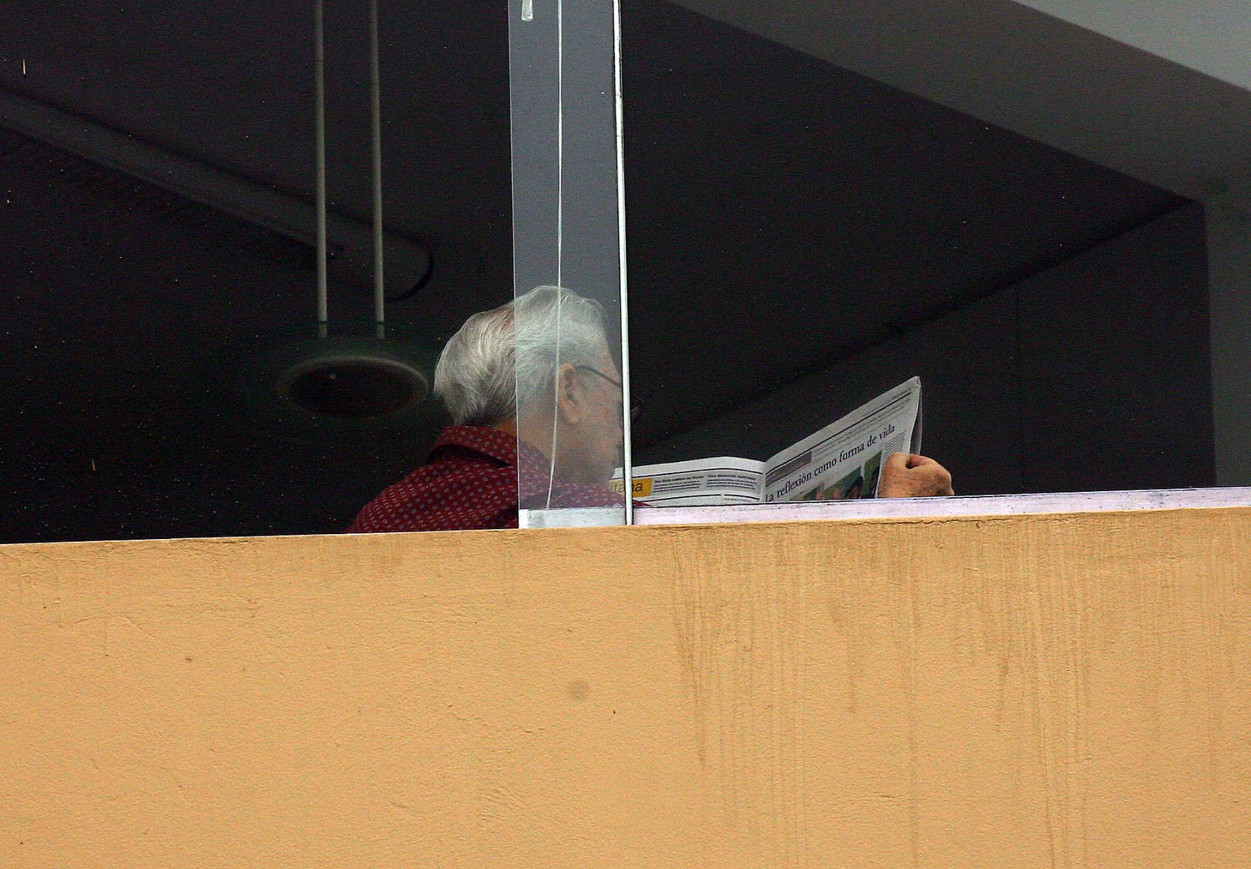 El escritor Mario Vargas Llosa, que anoche retornó el Perú, es fotografiado esta mañana mientras lee los diarios en su domicilio en el distrito de Barranco. 
ANDINA / Foto César García.