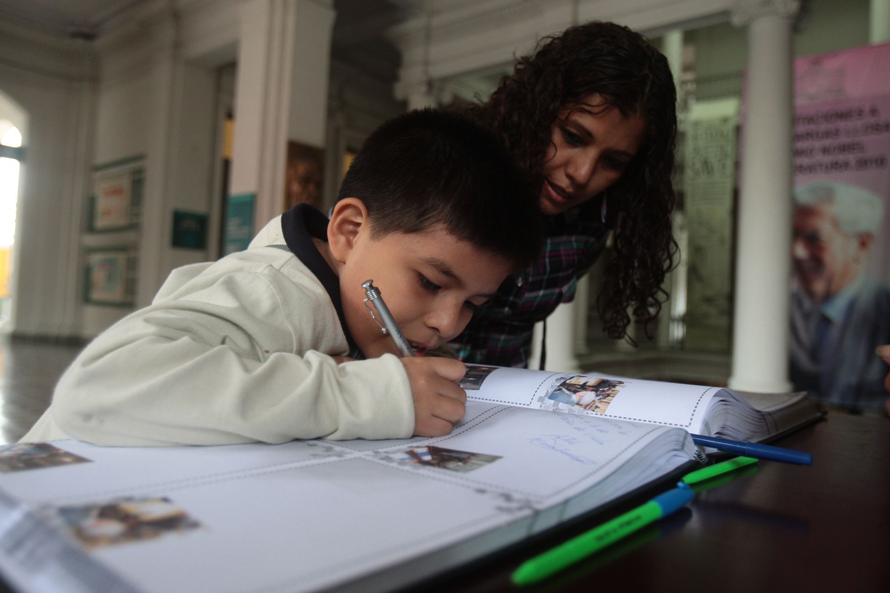 Literature House received dozens of visitors looking for the work of Nobel Laureate Mario Vargas Llosa. Photo: ANDINA / Juan Carlos Guzmán Negrini.