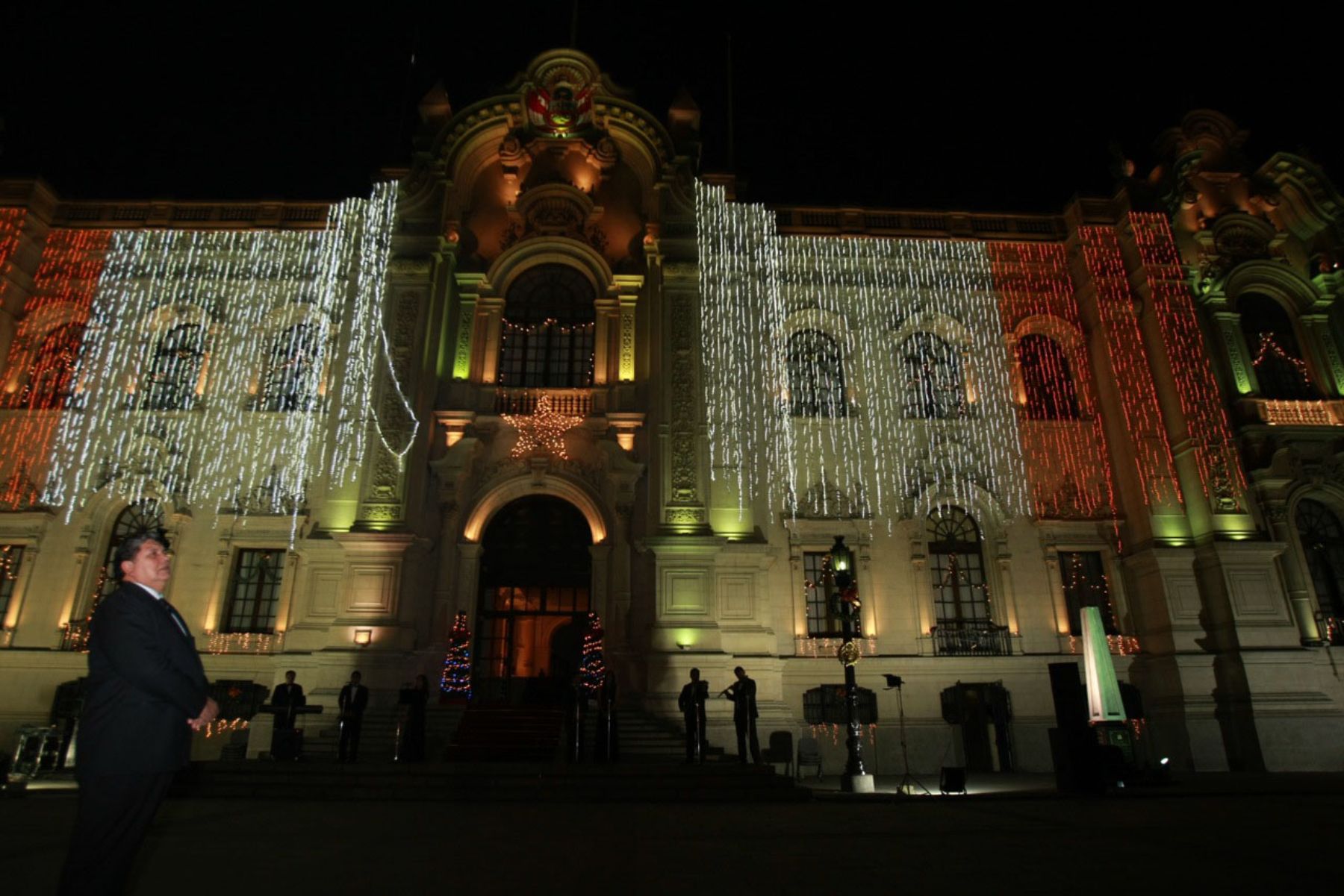 El presidente Alan García participó en la ceremonia de encendido de las luces navideñas en Palacio de Gobierno. Foto: Sepres.