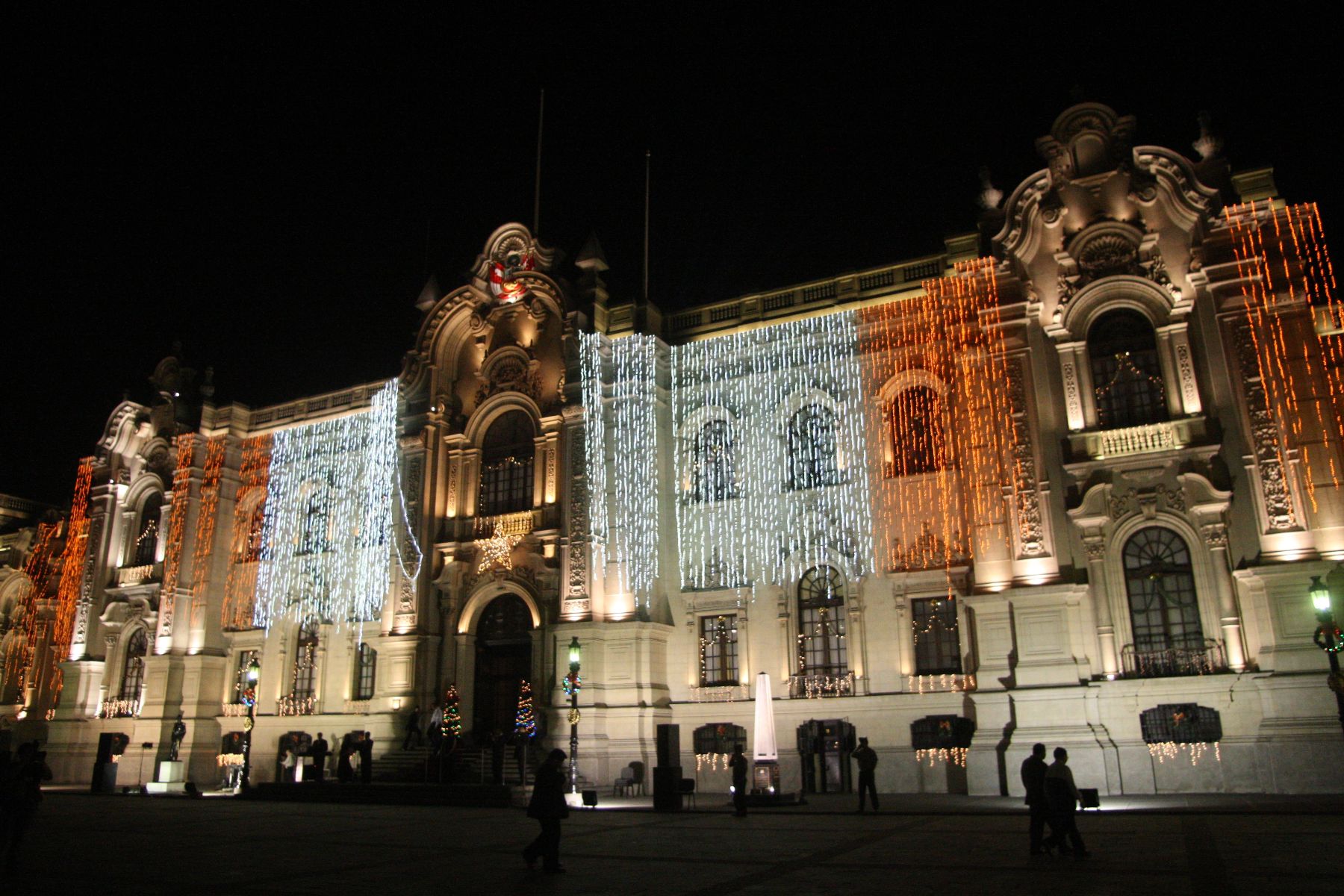 Iluminan Palacio de Gobierno por las fiestas navideñas. Foto: ANDINA/Héctor Vinces.