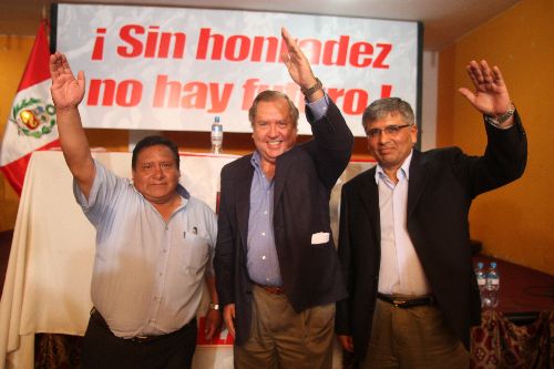 Adelante de Rafael Belaunde lleva como candidatos a las vicepresidencias a Luis De Stefano y Sixto Vilcas.Foto: ANDINA/Héctor Vinces