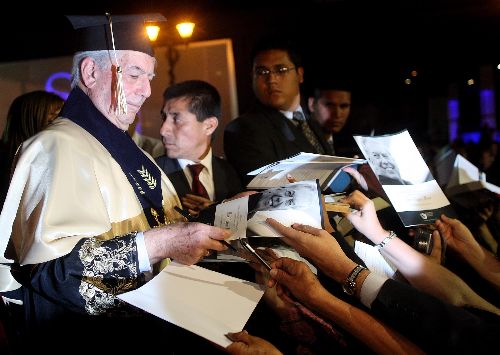 Nobel Prize winner Mario Vargas Llosa receives Doctor Honoris Causa at San Ignacio de Loyola University. Photo:ANDINA/Hector Vinces