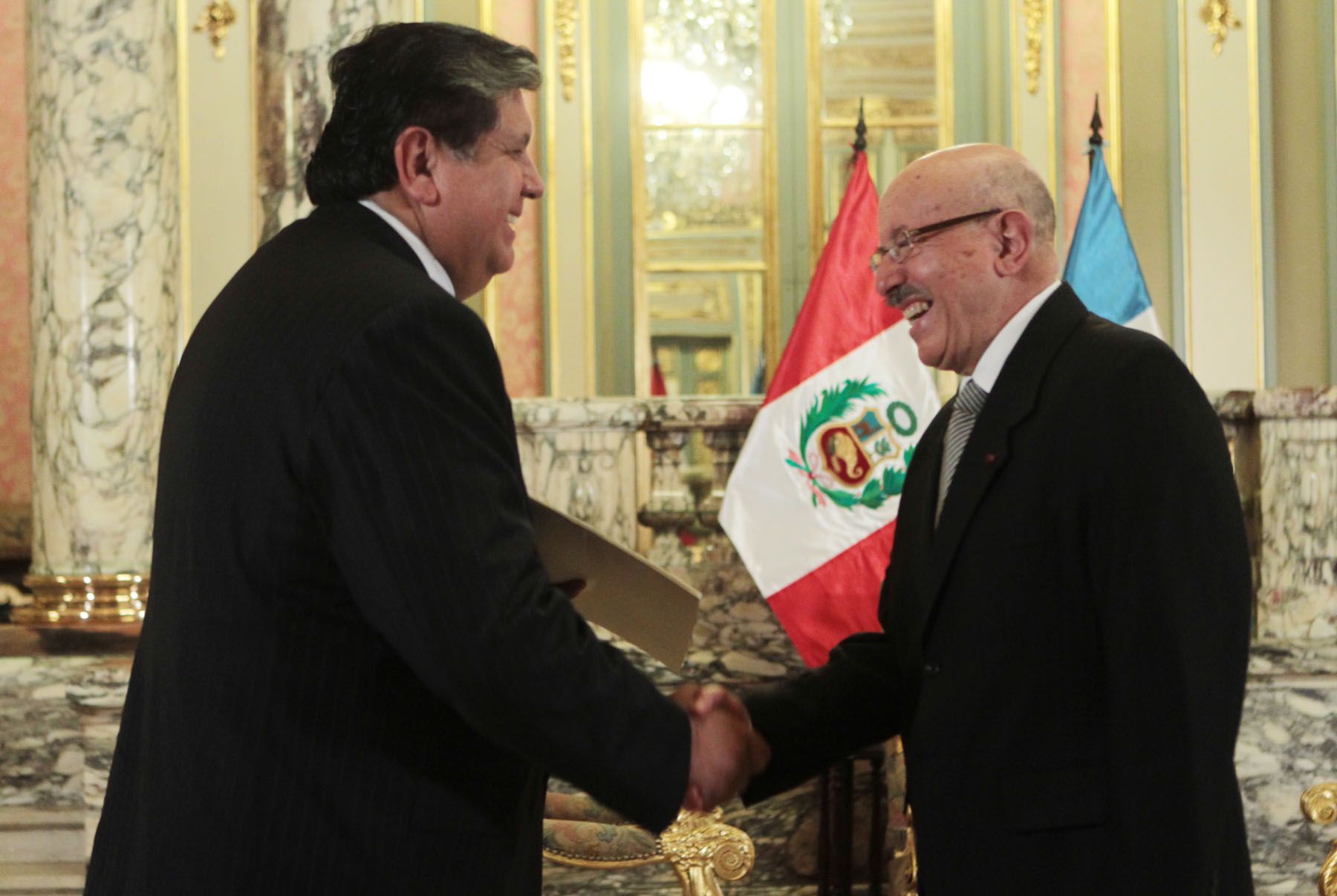 Peruvian President Alan Garcia shakes hands with new Guatemalan Ambassador to Peru, Gabriel Aguilera Peralta. Photo: ANDINA/Carlos Lezama.