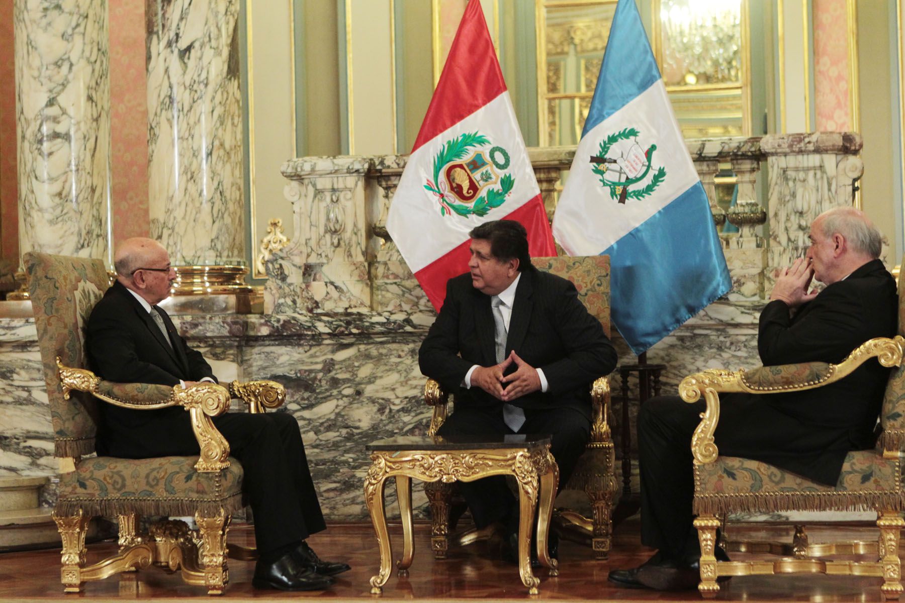 El Presidente de la República, Alan García, recibe las cartas credenciales del embajador de Guatemala, Gabriel Aguilera Peralta. Foto: ANDINA/Carlos Lezama.