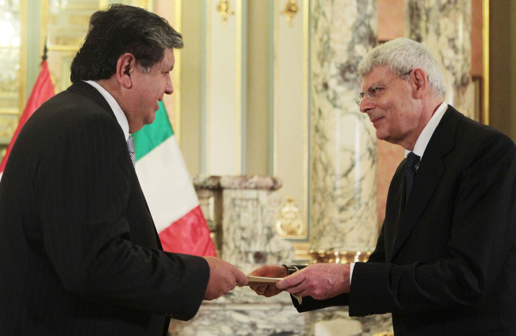 Peruvian President Alan Garcia receives credentials from new Italian Ambassador to Peru, Guglielmo Ardizzone. Photo: ANDINA / Carlos Lezama