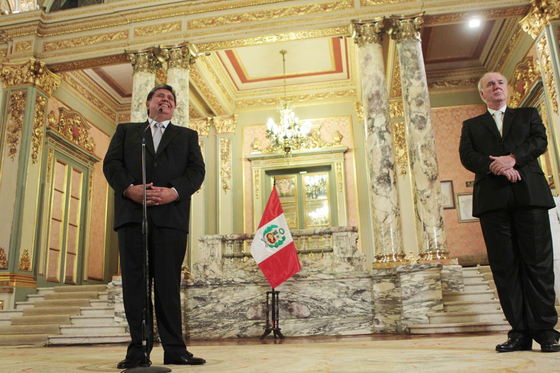 El Presidente de la República, Alan García, declara a la prensa en el Salón Dorado de Palacio de Gobierno. Foto: ANDINA/Carlos Lezama.