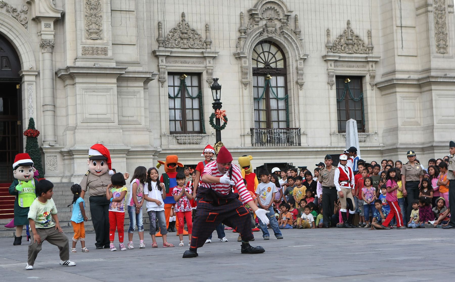 Chocolatada con los niños en Palacio de Gobierno. Foto: ANDINA/Vidal Tarqui.