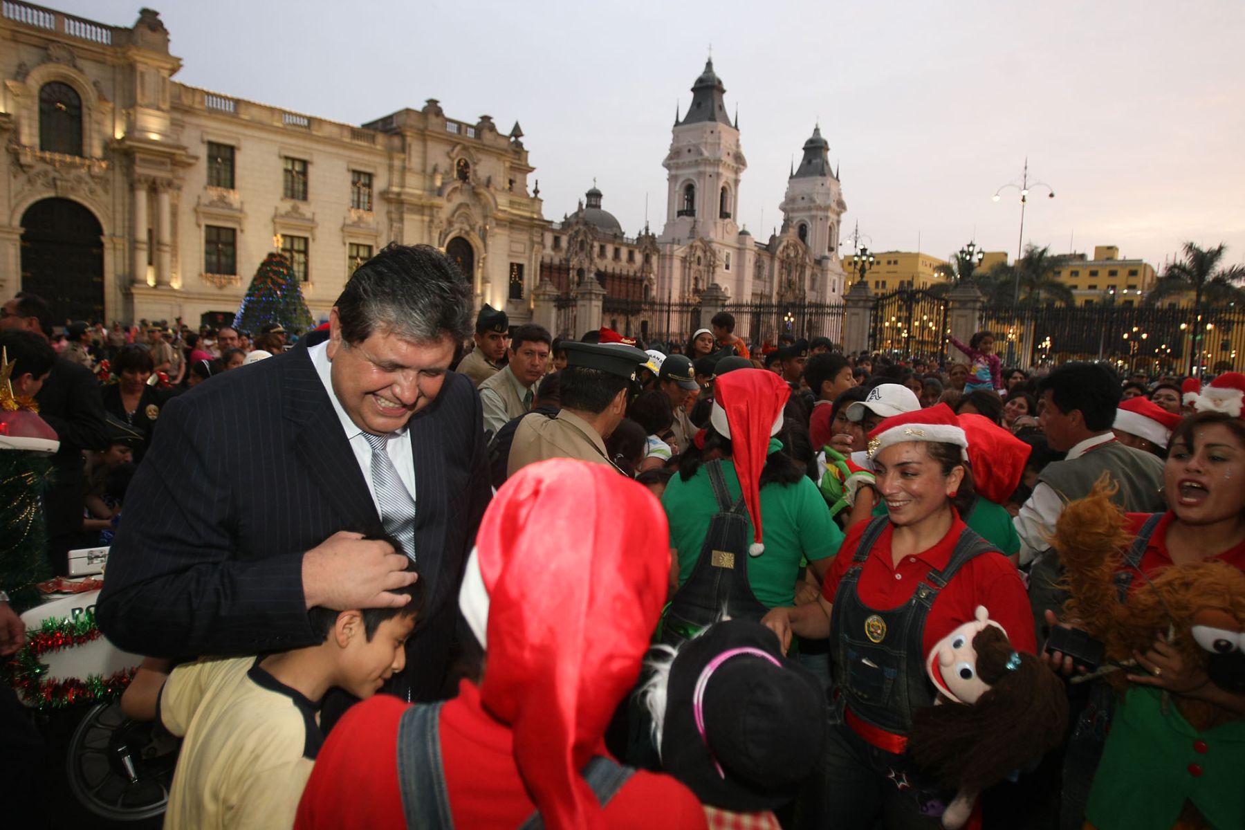 El presidente Alan García participa en chocolatada navideña en el Patio de Honor del Palacio de Gobierno. Foto: ANDINA/Vidal Tarqui.