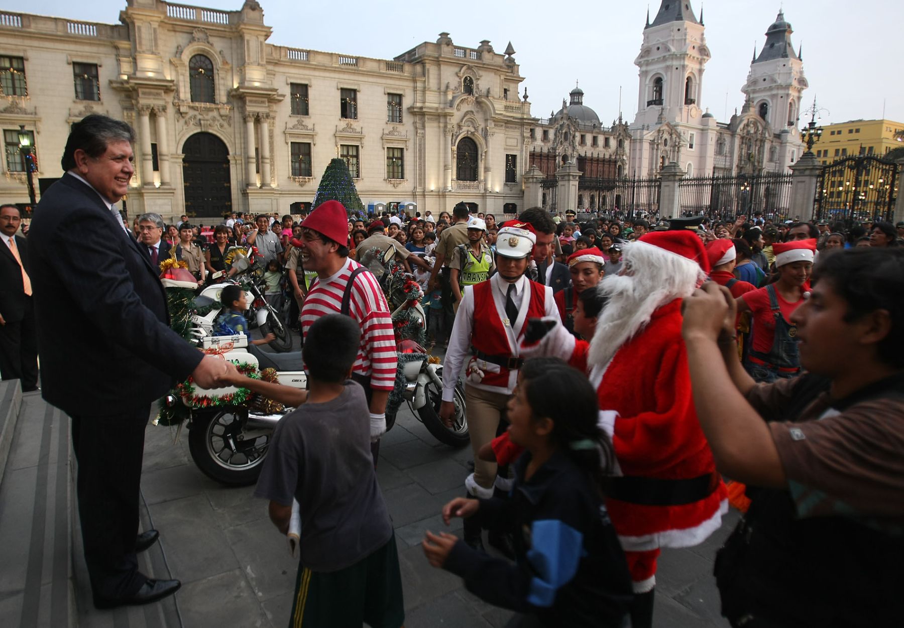 El Presidente Alan García asiste a chocolatada navideña en el Patio de Honor del Palacio de Gobierno. Foto: ANDINA/Vidal Tarqui.