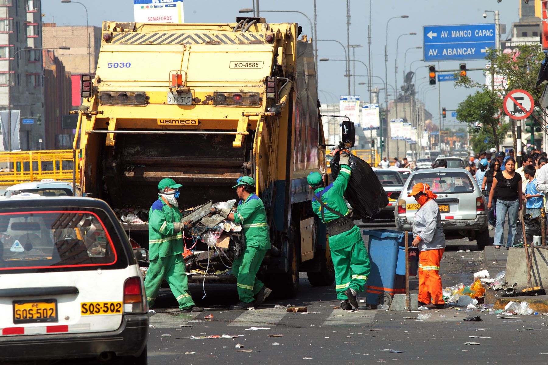 Personal de limpieza de los municipios de Lima iniciaron recojo de desperdicios, tras fiestas de Navidad. Foto: ANDINA/Carlos Lezama.