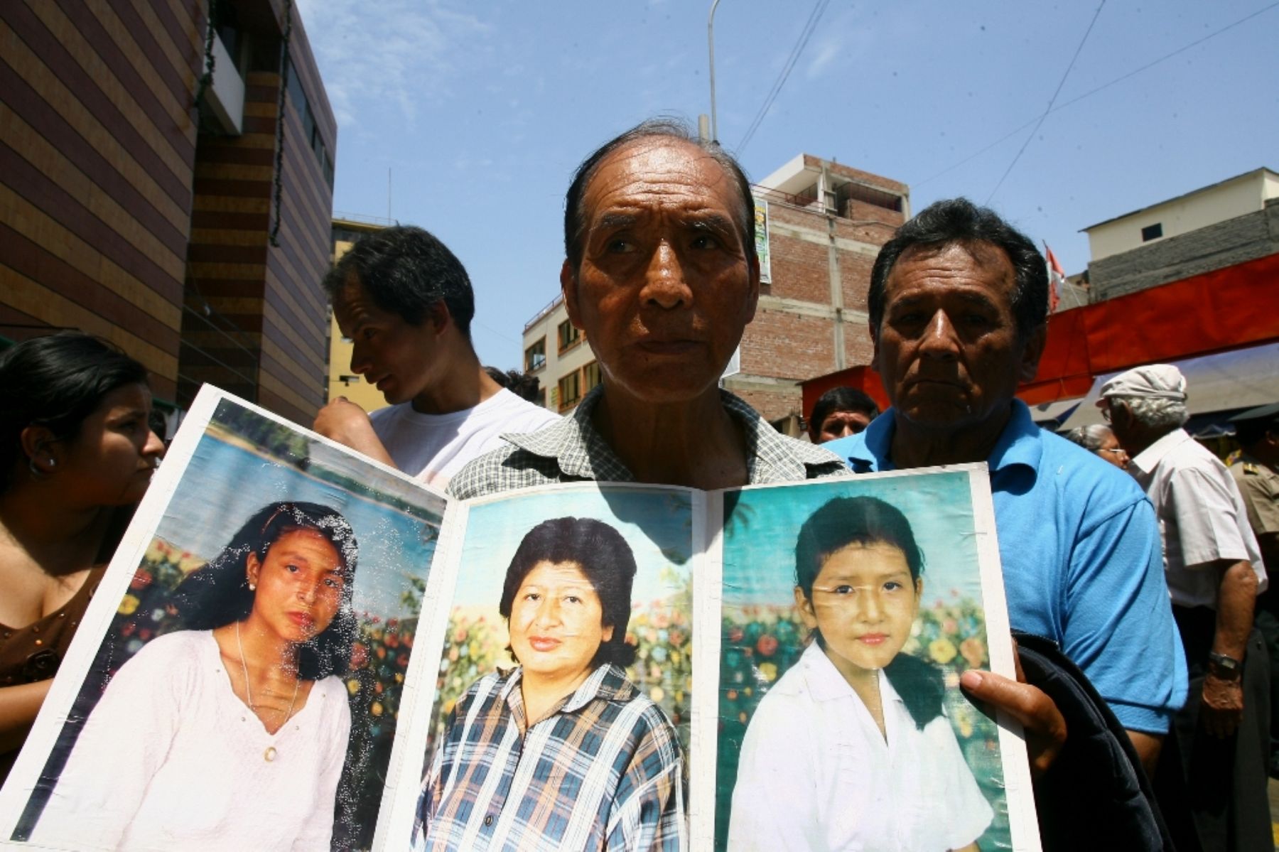 Lima - 30 diciembre 2001 / Los rescatistas llevan el cuerpo de una víctima del incendio de la zona comercial de Mesa Redonda. Foto: AFP