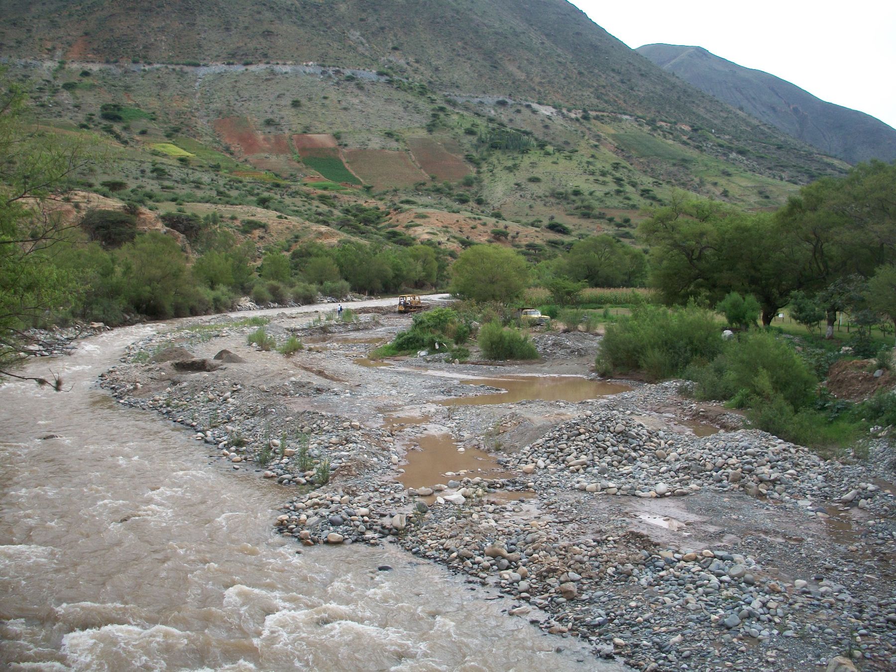 Extracción de material no metálico en zona de amortiguamiento del centro arqueológico de Kotosh, en Huánuco, provoca desvío de la margen izquierda del río Higueras. Foto: Dirección Regional de Cultura de Huánuco.