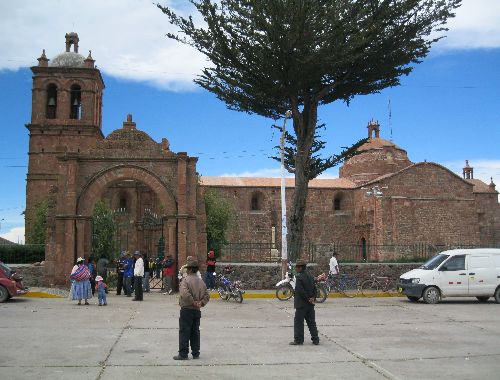 La provincia de Chucuito, en Puno, atesora importantes monumentos históricos como la iglesia Santiago Apóstol del distrito de Pomata. Foto: ANDINA
