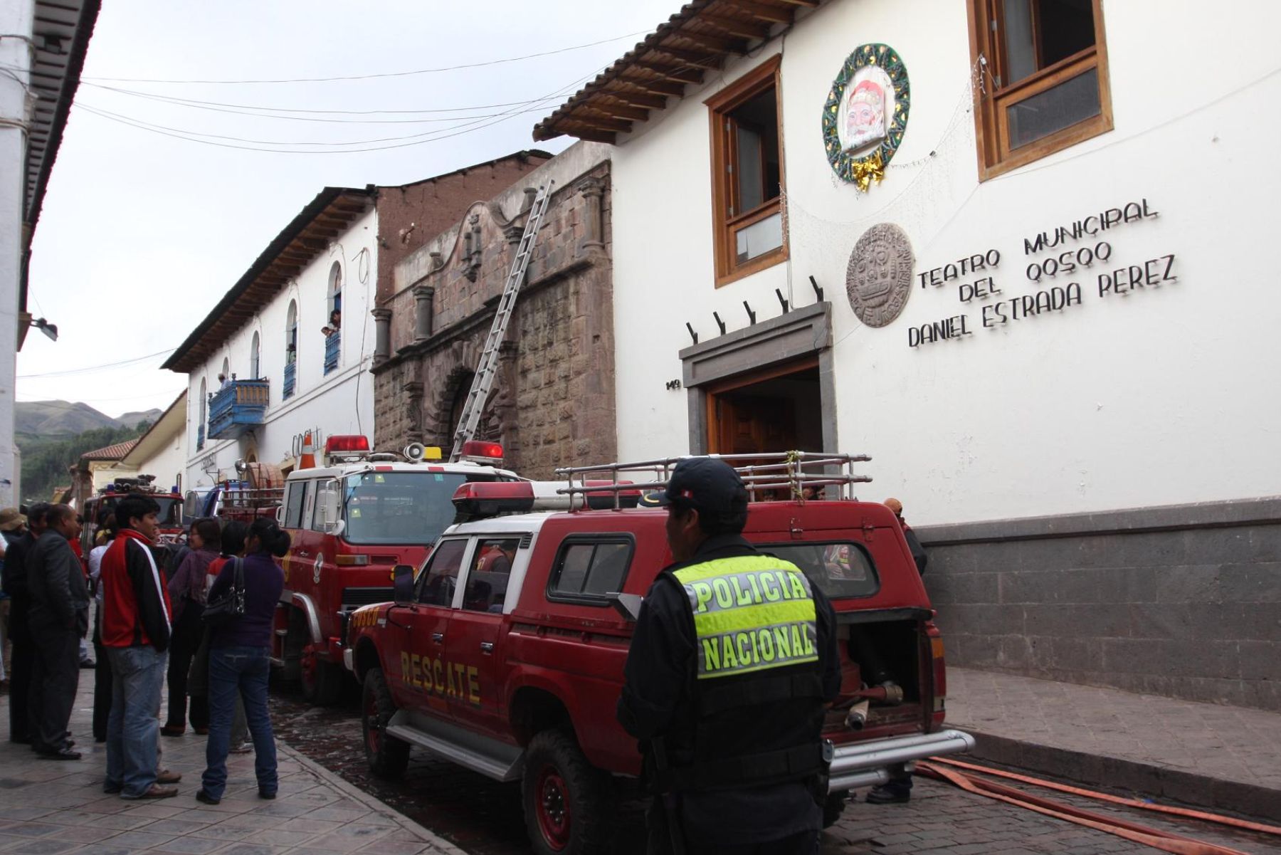 Bomberos controlaron incendio desatado esta tarde en el teatro municipal Daniel Estrada Pérez, en Cusco. Foto: ANDINA / Percy Hurtado.