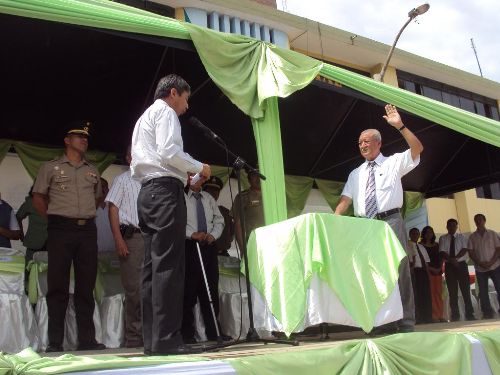 El presidente regional de Amazonas, José Arista Arbildo, tomó juramento al alcalde de Utcubamba, Milecio Vallejos Bravo.