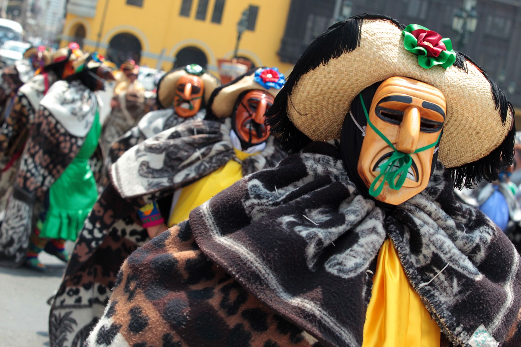 Danza peruana la huaconada, reconocida como Patrimonio Inmaterial de la Unesco, en pasacalles por la Plaza Mayor de Lima. Foto: ANDINA/Rubén Grández.