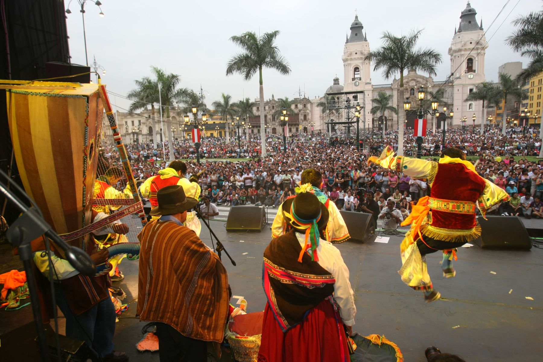 La serenata por el 476 aniversario de Lima se desarrolla en la plaza de Armas de la capital.
Foto: ANDINA/ Vidal Tarqui