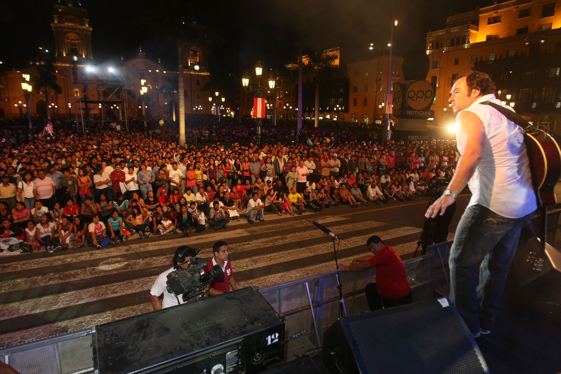 Presentación de Julio Andrade, en la serenata por el 476 aniversario de Lima se desarrolla en la plaza de Armas de la capital.
Foto: ANDINA/ Vidal Tarqui