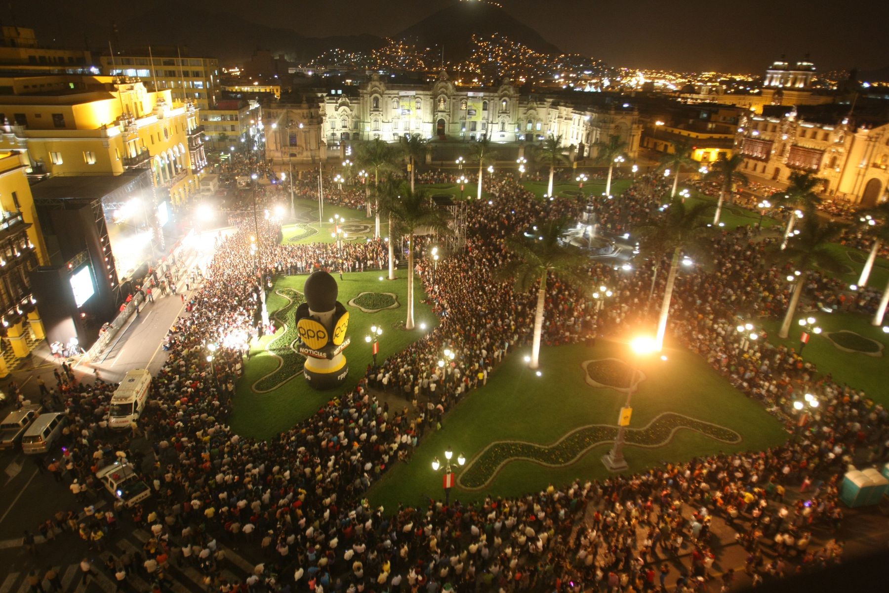Vista panorámica de la Serenata por el 476 aniversario de Lima se desarrolla en la plaza de Armas de la capital. 
Foto: ANDINA/ Vidal Tarqui