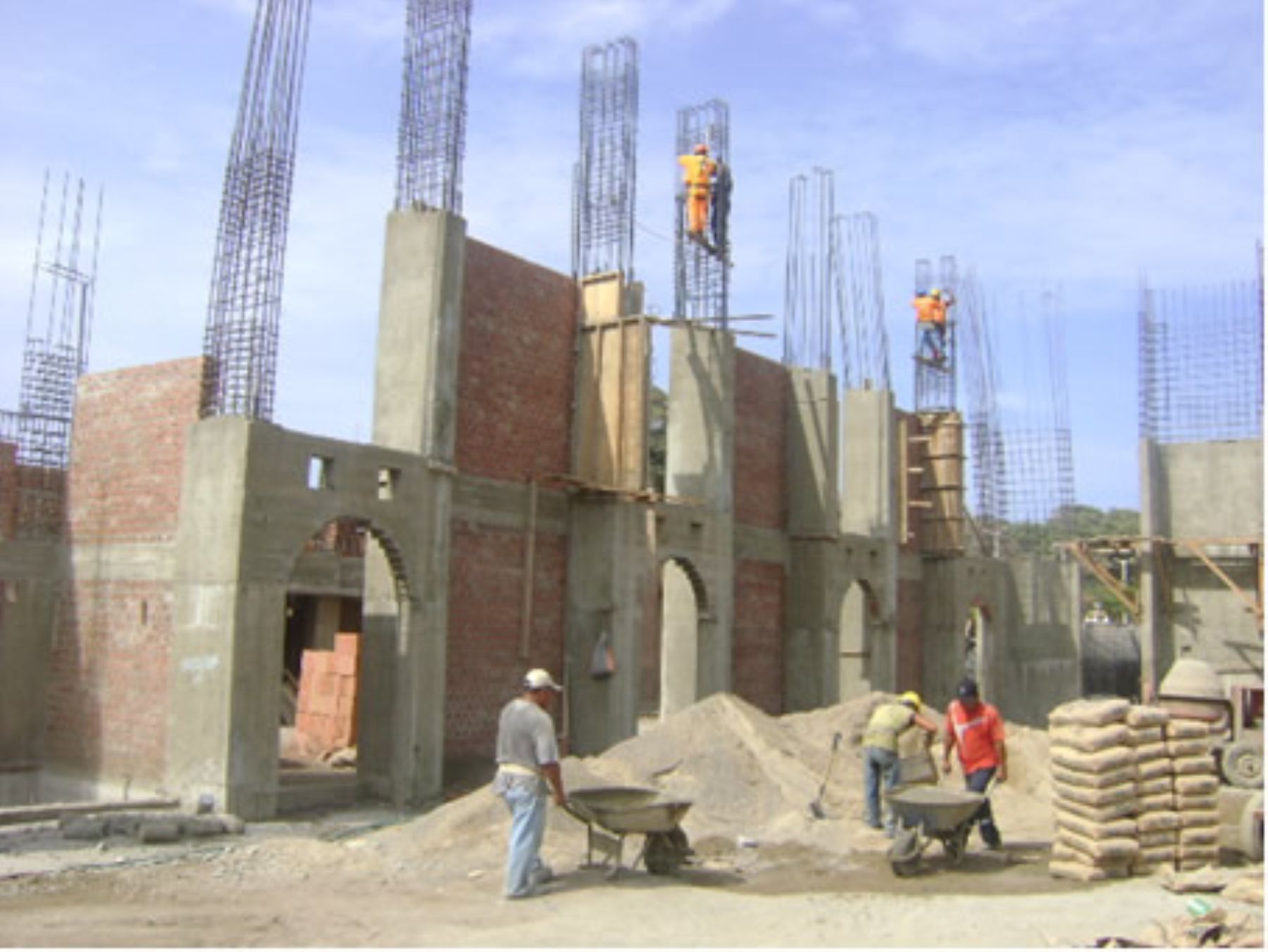 Trabajos en la iglesia San Clemente de Pisco, la cual colapsó en el terremoto de 2007. Foto: Arzobispado de Lima.