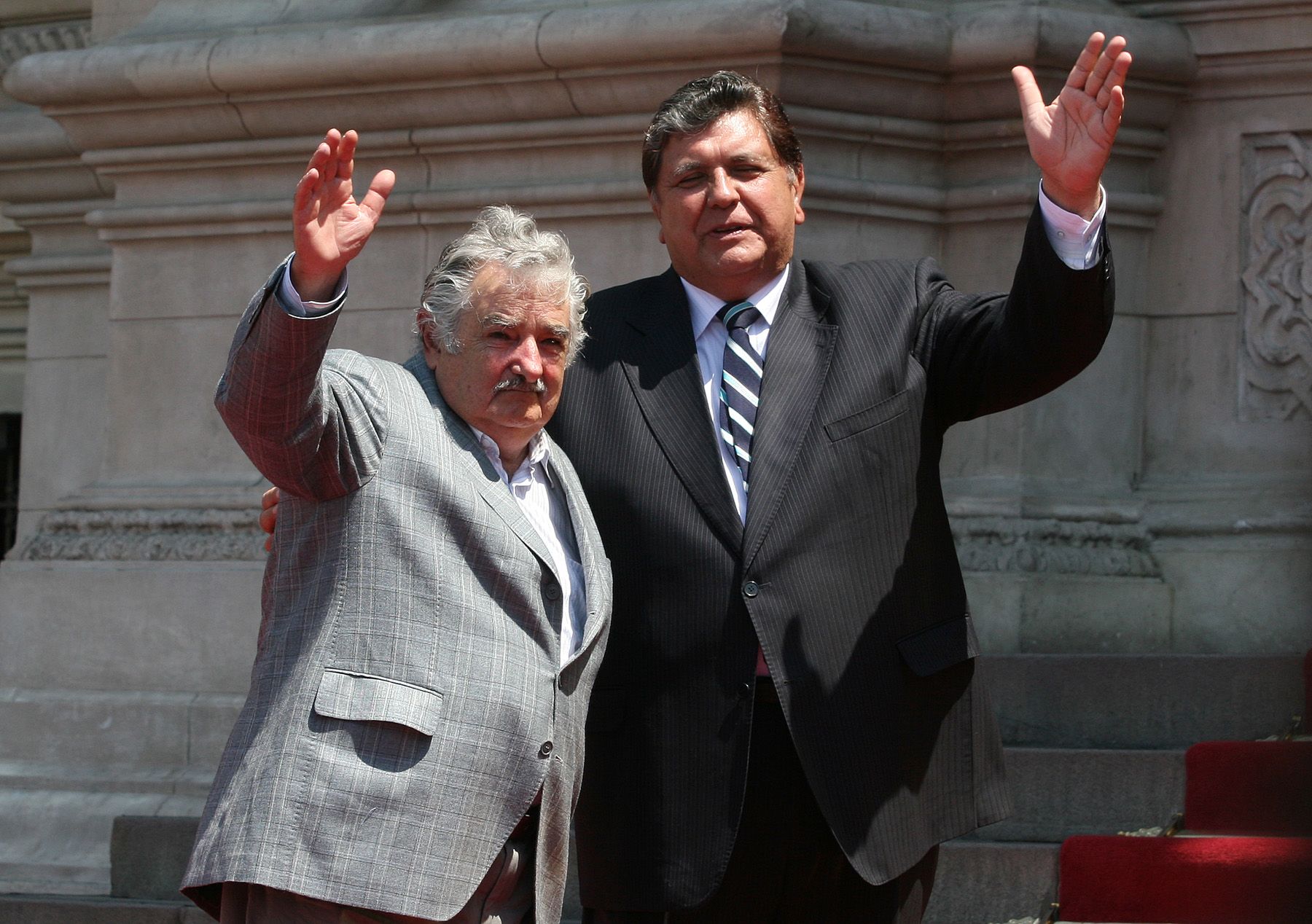 El Jefe del Estado, Alan García Pérez, recibe en Palacio de Gobierno al presidente de la República Oriental del Uruguay, José Mujica, quien realiza una visita oficial de dos días a Perú. Foto: ANDINA/Rubén Grández.