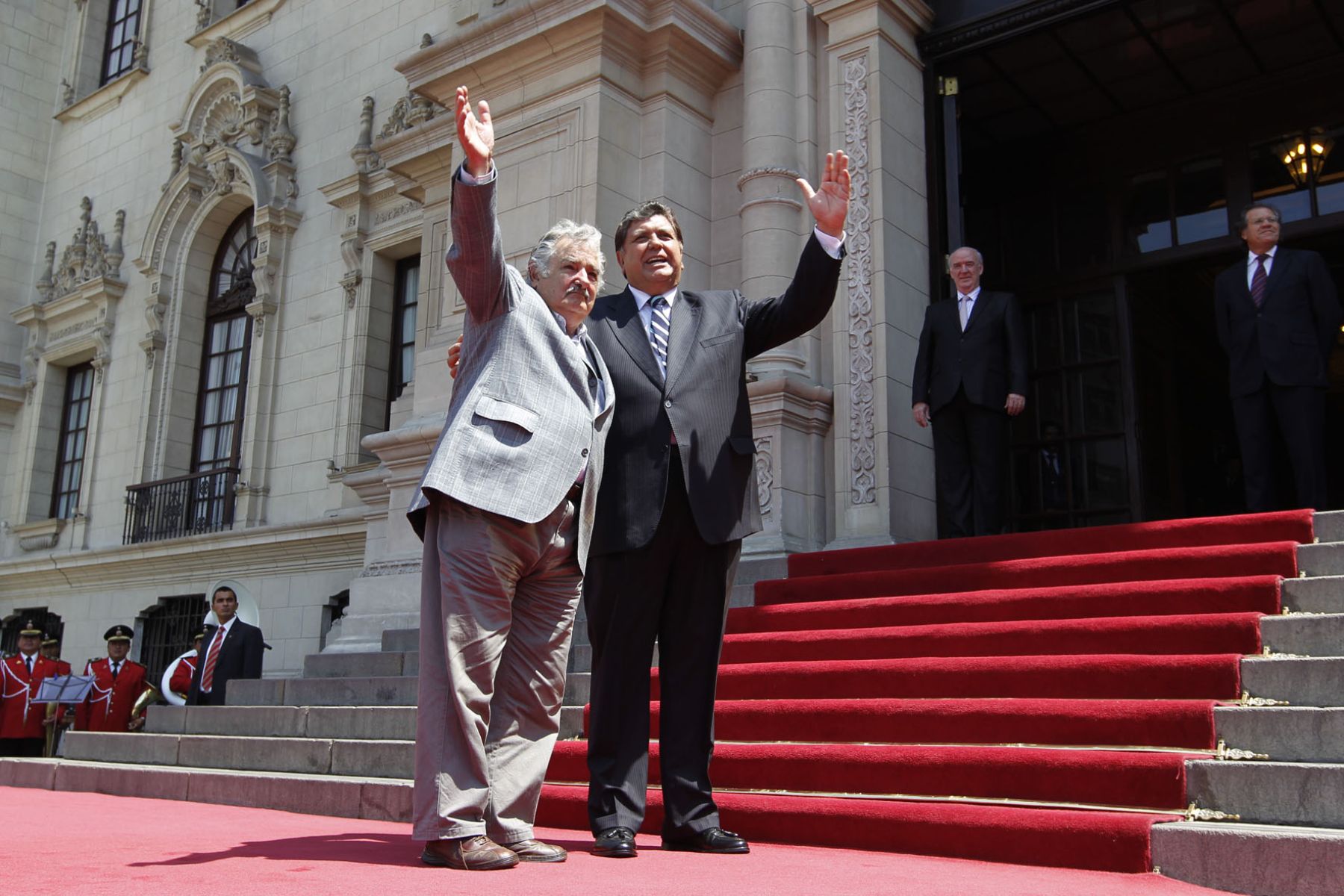 El Jefe del Estado, Alan García Pérez, recibe en Palacio de Gobierno al presidente de la República Oriental del Uruguay, José Mujica, quien realiza una visita oficial de dos días a Perú. Foto: Sepres.
