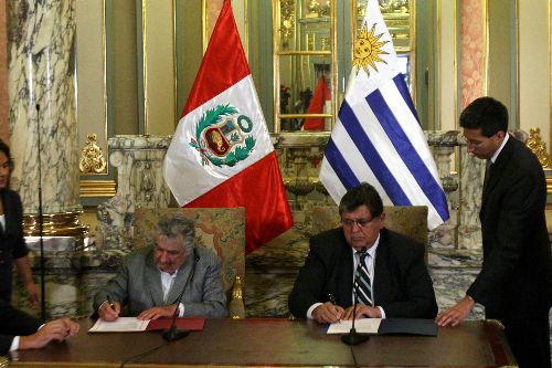El jefe del Estado, Alan García Pérez, recibe en Palacio de Gobierno al presidente de la República Oriental del Uruguay, José Mujica, quien realiza una visita oficial de dos días al Perú.Foto: ANDINA/Rubén Grández