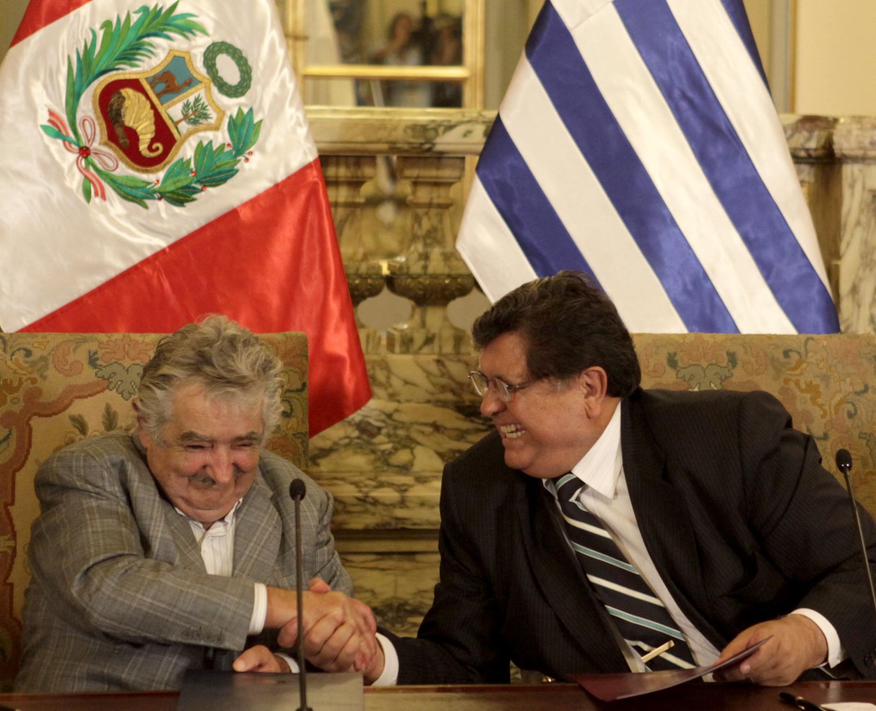 El Jefe del Estado, Alan García Pérez; y su homólogo de Uruguay, José Mujica, firmaron acuerdos bilaterales en el Salón Dorado de Palacio de Gobierno. Foto: ANDINA/Alberto Orbegoso.