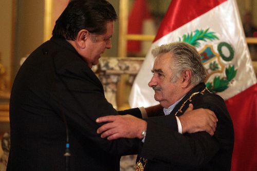 El presidente de la República Alan García condecoró con la Orden del Sol del Perú, a su homólogo uruguayo José Mujica, en Palacio de Gobierno.  ANDINA/ César García
