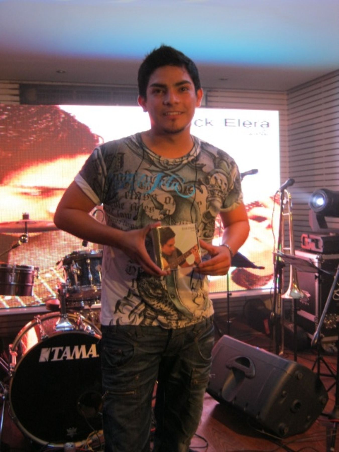 Erick Elera presentó su disco debut Lola.