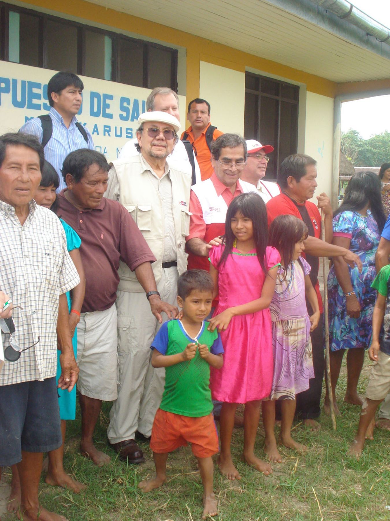 Ministros de Cultura, Juan Ossio, y de Salud, Óscar Ugarte, con pobladores de la provincia de Datem del Marañón, en Loreto. Foto: Ministerio de Cultura.
