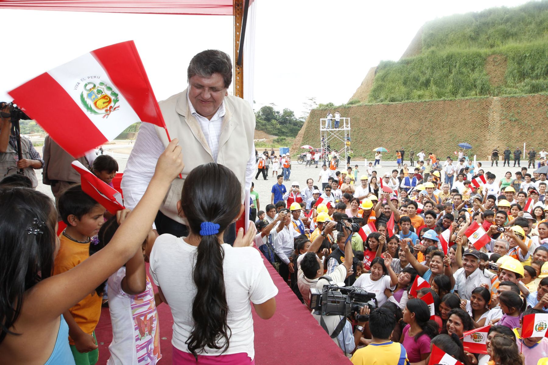 El Expresidente de la República, Alan García Pérez, inauguró esta mañana obras de rehabilitación y mejoramiento ejecutadas en el tramo Puente Pumahuasi – Puente Chino.   Foto: Sepres.