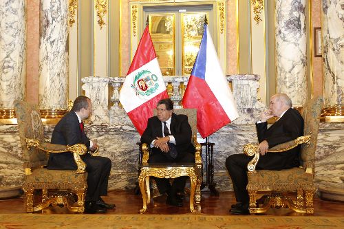 El presidente de la República, Alan García, recibe en Palacio de Gobierno las cartas credenciales del embajador de República Checa, Vladimir Eisenbruk.
 Foto: Sepres.
