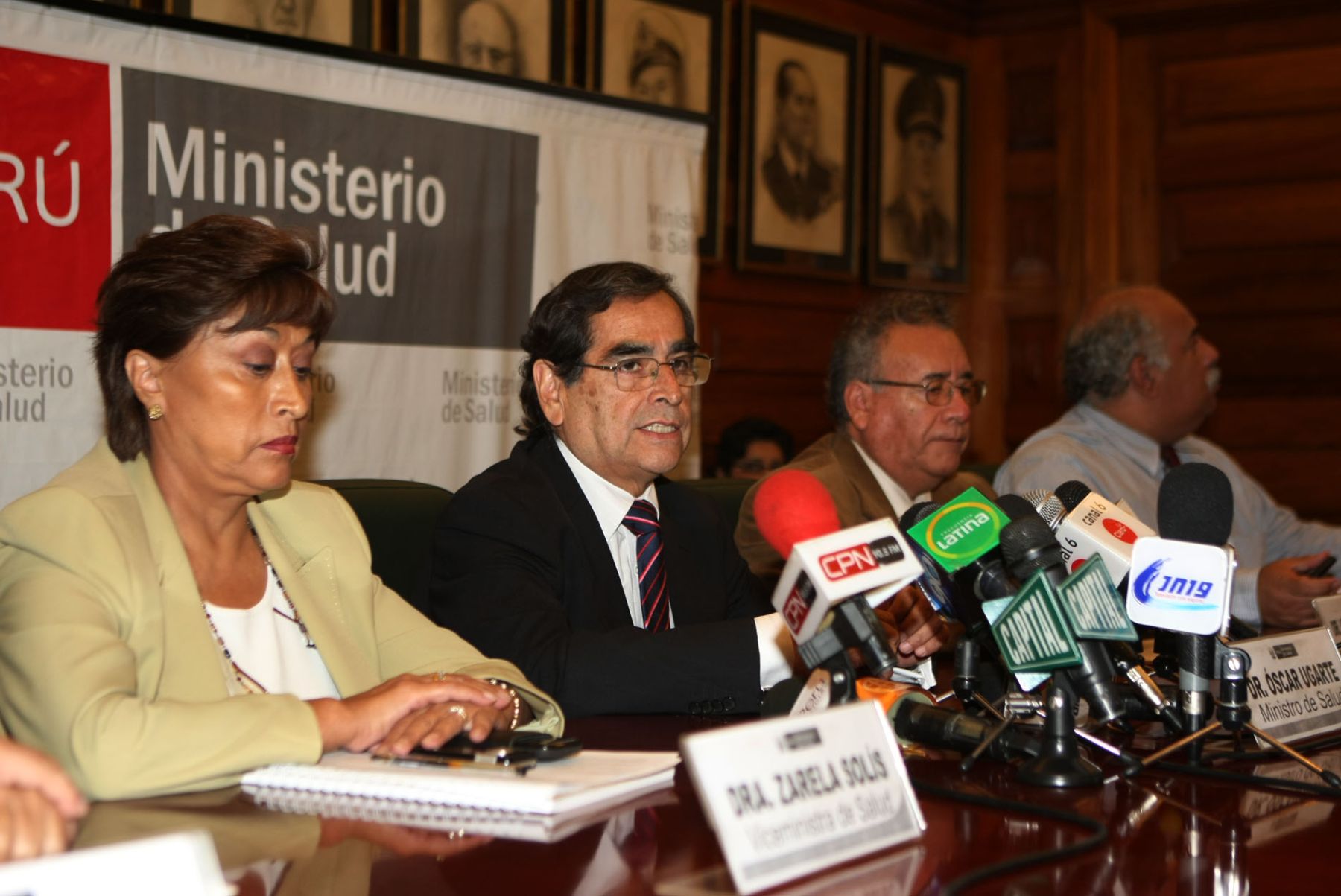 Ministro de Salud, Oscar Ugarte, informa en conferencia de prensa sobre la situación del dengue en el País. 
Foto: ANDINA/Vidal Tarqui
