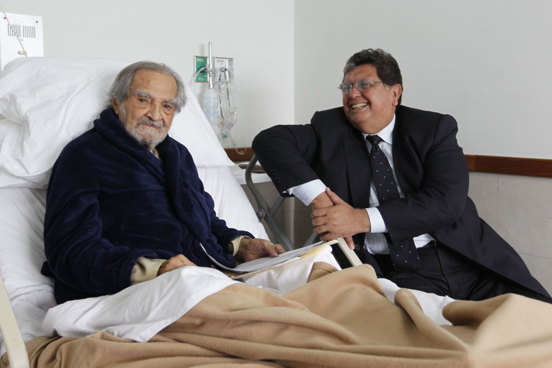 Presidente Alan García visitó a Armando Villanueva del Campo. Foto: Sepres.