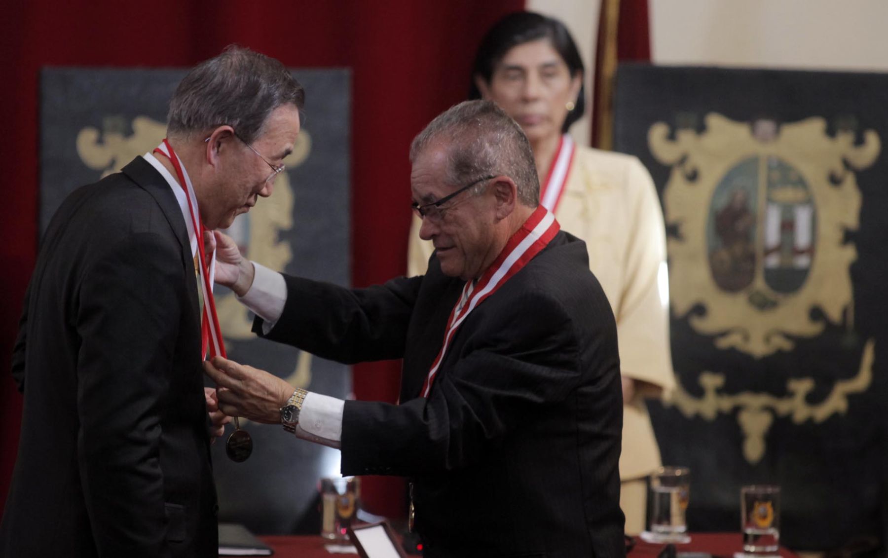El secretario general de las Naciones Unidas, Ban Ki-moon, fue distinguido con el título de doctor honoris causa por la Universidad Nacional Mayor de San Marcos, en el centro cultural de dicha universidad. Foto: ANDINA/Alberto Orbegoso.