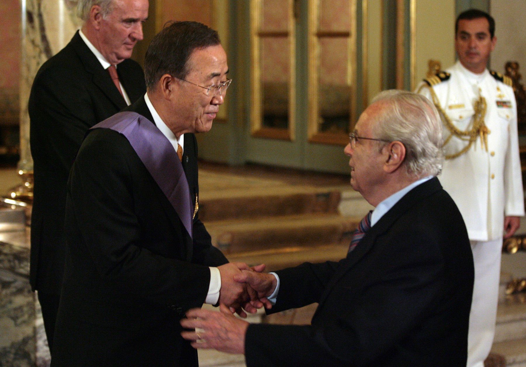 El embajador Javier Pérez de Cuéllar, felicita al Secretario General de la ONU, Ban Ki-moon, quien fue condecorado con la Orden “Al Mérito por Servicios Distinguidos” en el Grado de Gran Cruz en Palacio de Gobierno.
Foto: ANDINA/ César García