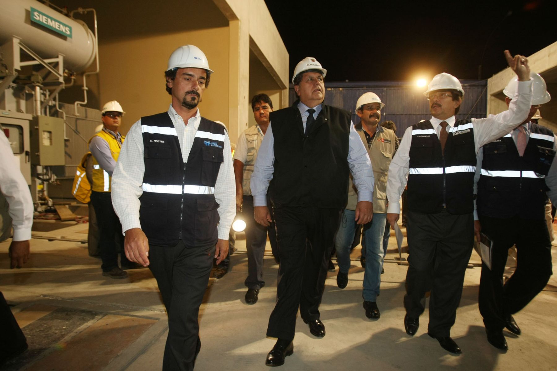 El presidente de la República, Alan García Pérez, rinde homenaje esta noche a los trabajadores que hicieron posible la culminación del cien por ciento del Viaducto Elevado del Tren Eléctrico, entre Villa el Salvador y el Hospital Dos  de Mayo. 
Foto: ANDINA / Vidal Tarqui