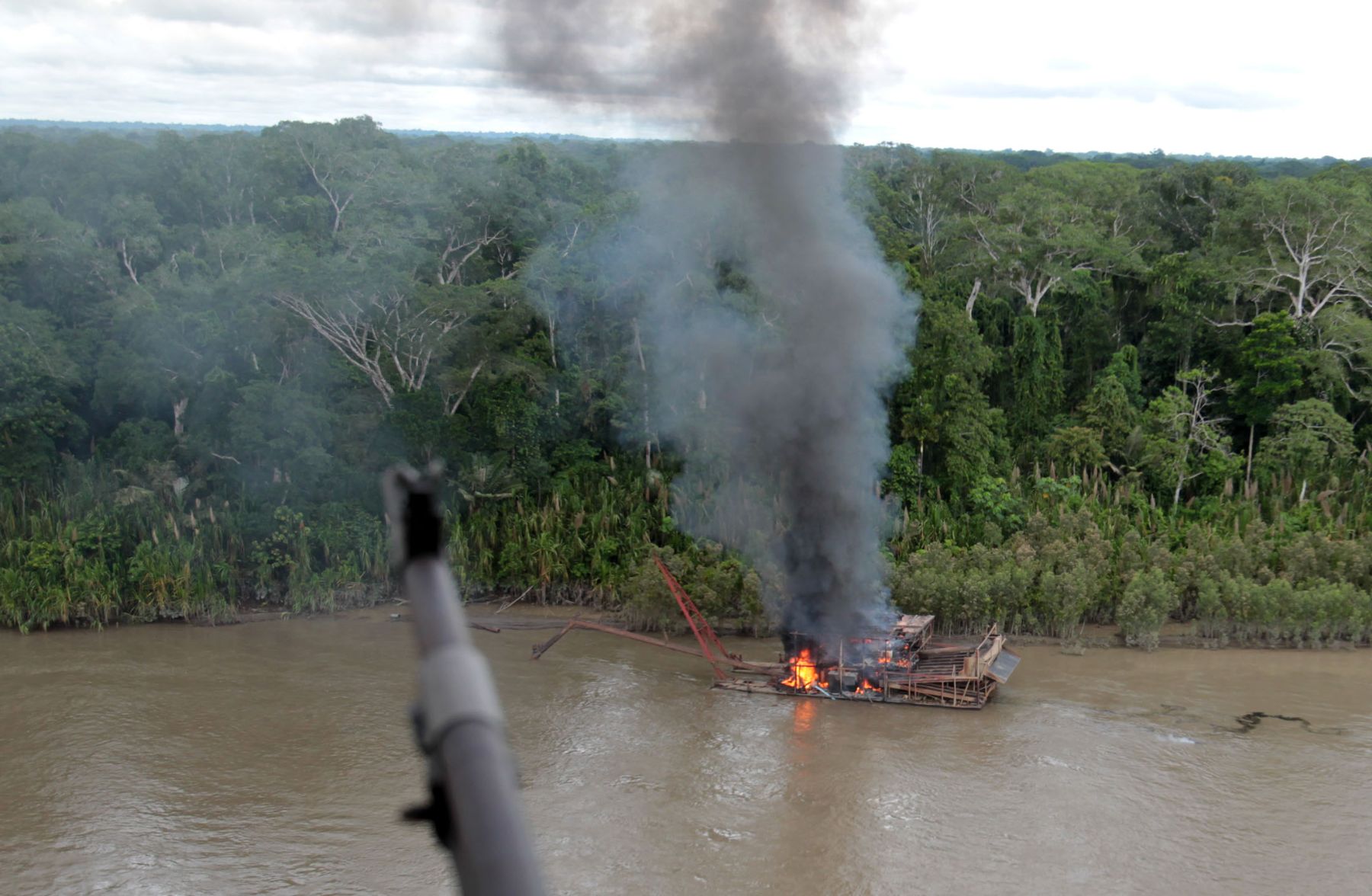 Quema de unas de las dragas ilegales en Madre de Dios vista desde un helicóptero empleado para vigilar desde el aire la zona.Foto: ANDINA/Jack Ramón