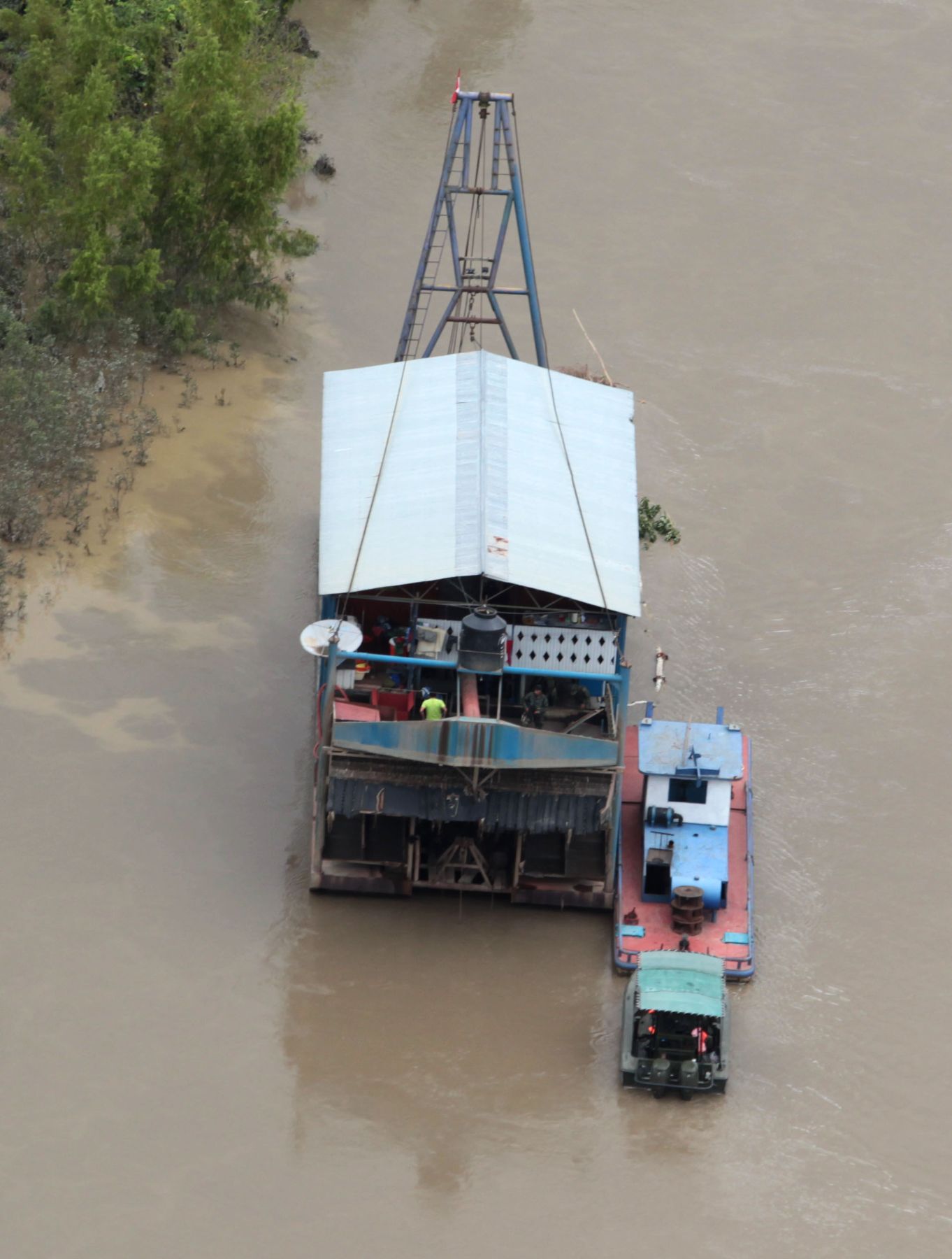 Dragas ilegales de este tipo fueron destruidas hoy por las Fuerzas Armadas y la Policía Nacional por orden del Ejecutivo para frenar el daño que ocasionan al medio ambiente.Foto: ANDINA/Jack Ramón